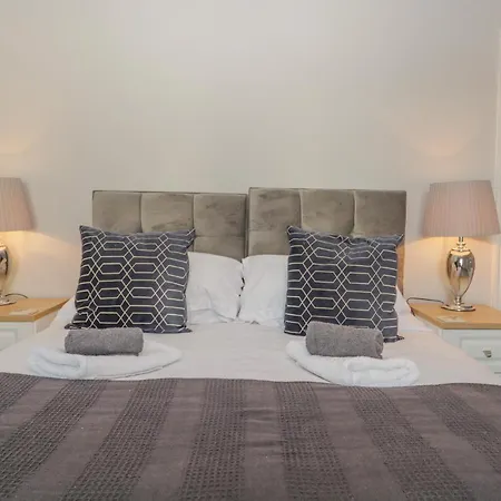 Beach House By The Lakes Holiday home *